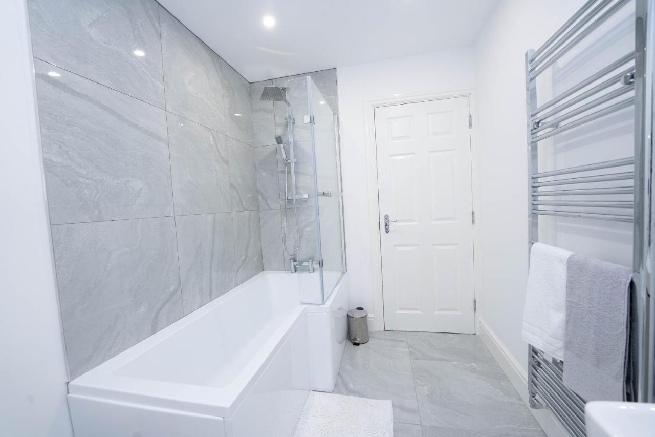 Entire Modern Home With Private Parking For 6/8 Persons Вёксоп Экстерьер фото