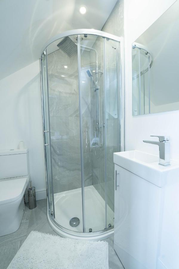 Entire Modern Home With Private Parking For 6/8 Persons Вёксоп Экстерьер фото