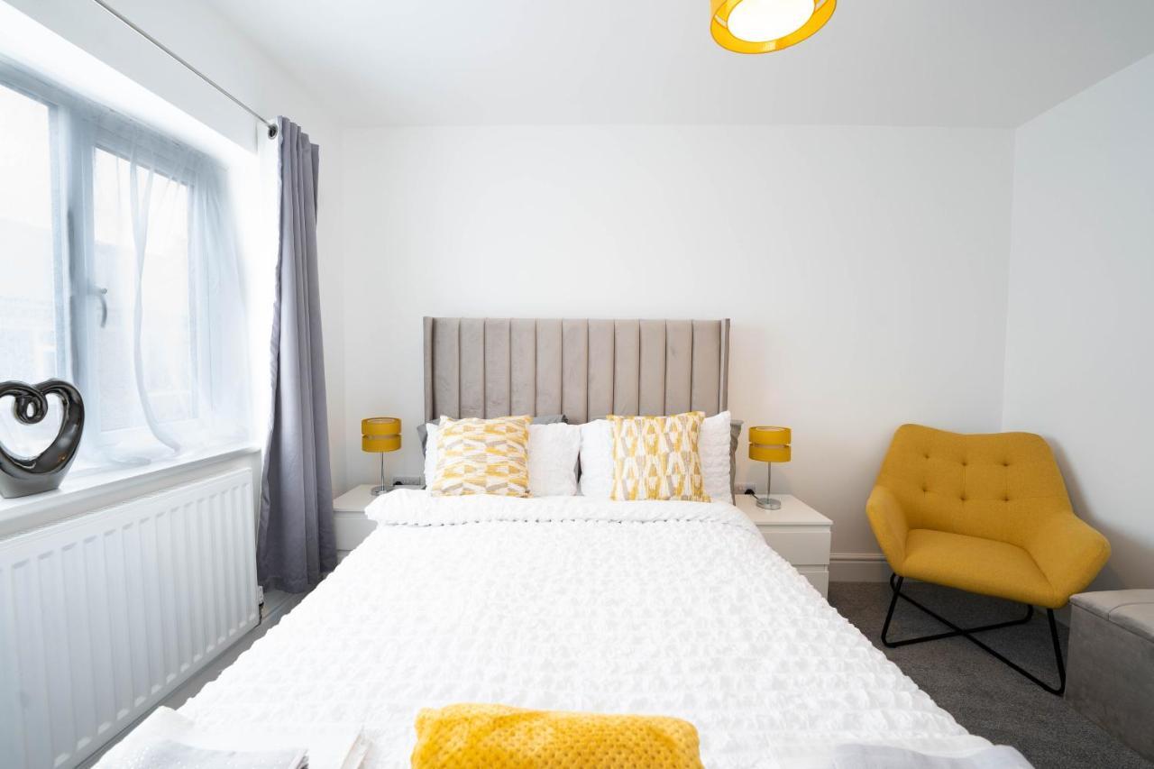 Entire Modern Home With Private Parking For 6/8 Persons Вёксоп Экстерьер фото
