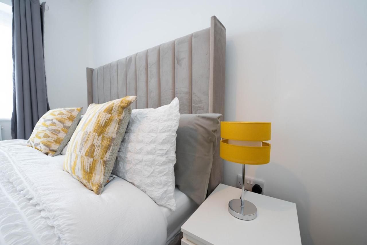 Entire Modern Home With Private Parking For 6/8 Persons Вёксоп Экстерьер фото
