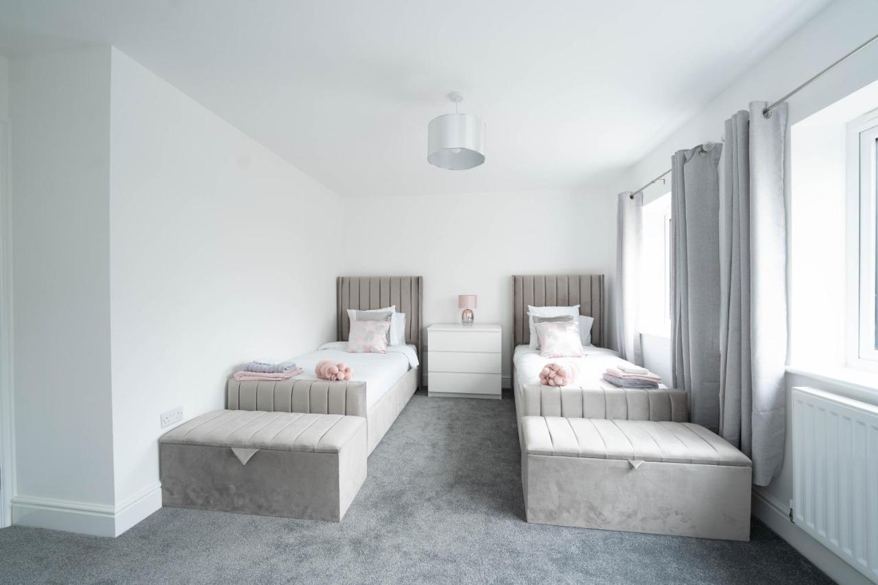 Entire Modern Home With Private Parking For 6/8 Persons Вёксоп Экстерьер фото