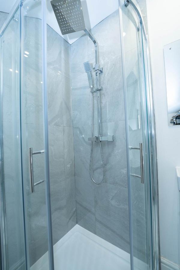 Entire Modern Home With Private Parking For 6/8 Persons Вёксоп Экстерьер фото