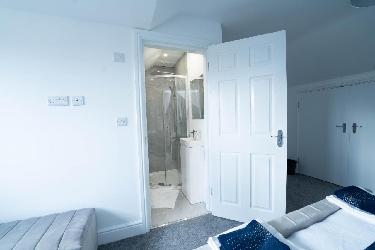 Entire Modern Home With Private Parking For 6/8 Persons Вёксоп Экстерьер фото