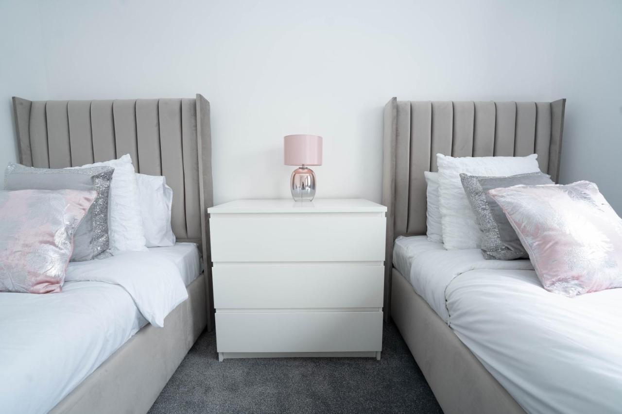 Entire Modern Home With Private Parking For 6/8 Persons Вёксоп Экстерьер фото