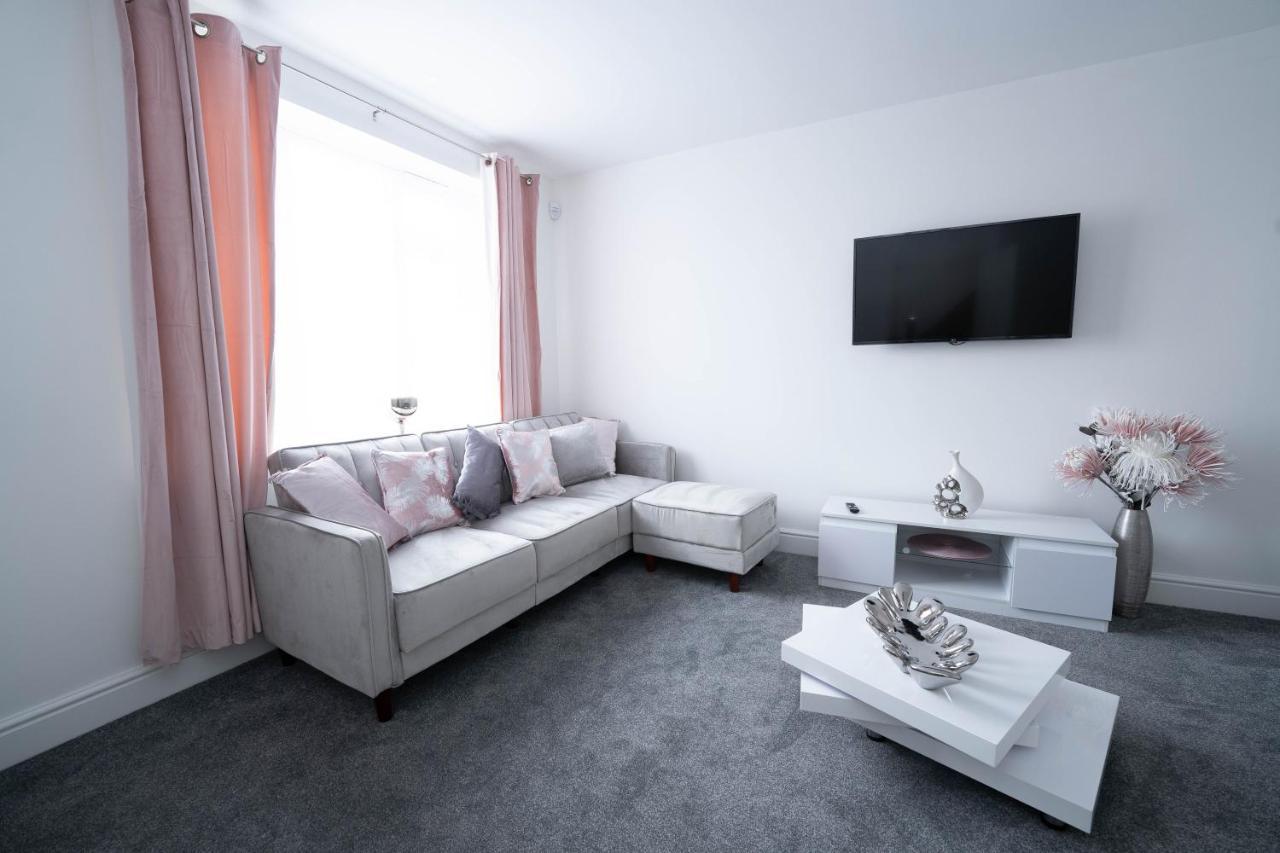 Entire Modern Home With Private Parking For 6/8 Persons Вёксоп Экстерьер фото